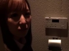 【唯川希】「エロいの…撮れてる？」男にカメラを渡し喫茶店で露出を愉しむ変態痴女JKがトイレでフェラ抜きを撮影させてる【JKアダルト動画】