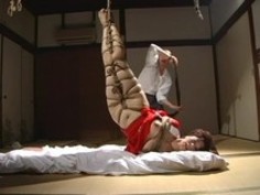 【翔田千里】赤襦袢の女が逆さ吊りで鞭打ちスパンキング