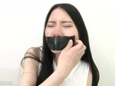 テープギャグを使ったノーズプレイ