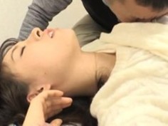 泥酔状態なのか寝込みを襲われても、なかなか起きない美人妻。そのまま中年チ〇ポでハメまくられ、気が付けば激逝き！