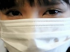 かわいい日本の女の子がマスクを試してみる