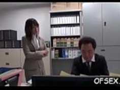 日本のオフィスセックスに屈する