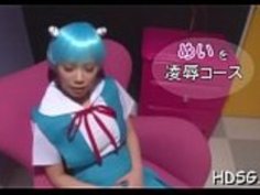 そのベイビーは彼女のお尻を必要とし、猫は舐めた