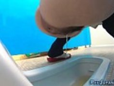 無修正 JKが和式トイレでおしっこ