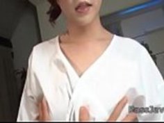 琴屋が裸で堅いディックを扱う準備ができている