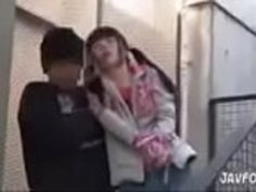 ティーンエイジャーの女の子は奇妙な老人に媚薬を与える