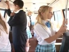 ブロンドはバスにねじ込まれます