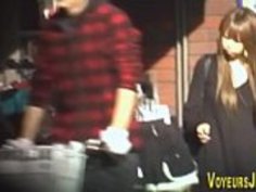 日本のベイビーは猫をこすります