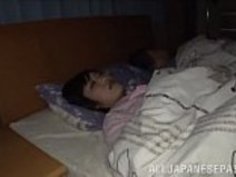 自然な胸で眠っている日本の妻は、POVでぬるぬきのフェラチオを与えます