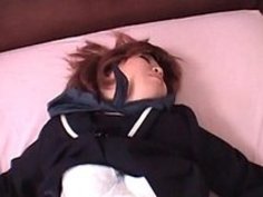 オルガズム欲求の日本の十代は彼女の学校の制服で犯さ