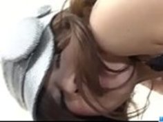 スザンナは彼女のティーン膣で大きな雄鶏に耐えます