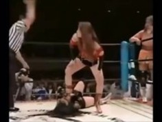 日本人女性レスラー足トランプル