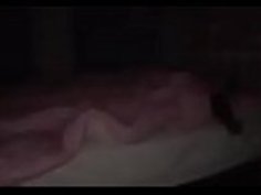 大きなラウンドのおっぱいを持つ日本の母が目を覚まし、彼女の息子を彼女のおっぱいで遊んでいるのを見つけて、