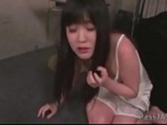 服従しているネネ・マサキはボウルから食べるように訓練されている