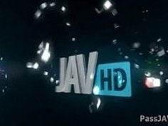 情熱的に彼女の恋人を吹き飛ばしている床の上のサミウキ