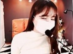 女の子は彼女の乳首を示す - girl18.us