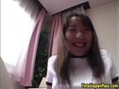 毛むくじゃらの日本のかわい子、ポーのアクションでファック