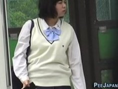 【jkオナニーxvideos盗撮動画】学校帰りのjkがバスを待ってる間に茂みに隠れてオナニー。