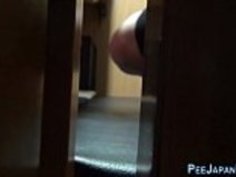 アジアの十代は自分自身を覚める