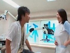 歯科医師が仕事の合間に助手の巨乳を揉みながらチ○コしごかせてるｗ