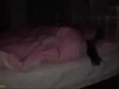 thefamilysextube.com- -sonはお母さんの大きなおっぱいで遊んでいて、お父さんは彼女をファックしている