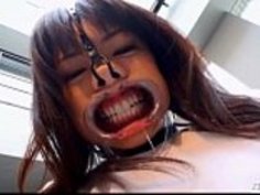 字幕付きの奇妙な日本の顔の破壊は、女子高生を剃った