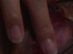 ジャップティーンの湯たんぽは彼女のclitをこすり、クローズアップで彼女のセックスホールを隙間にする