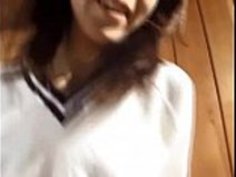 笑顔の日本のアジア人の女の子がセックスを楽しむ