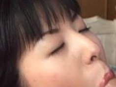 彼女の恋人の雄鶏を熱い六回で吹いているジャップ学校のかわい子