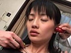 日本のオフィスのベイビーは、仕事でアップスカートを弄ぶ猫を楽しんでいる