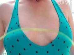 【熟女エロ動画】乳房にボールを押し付けて遊ぶ笑顔が可愛いホルスタイン娘