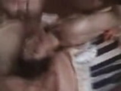 日本のカップルが家にいた