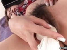 彼女の濡れた猫のパイに嫌なお尻アジアの売春婦をこすりなさい