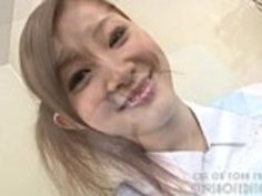 服従若い日本の十代の排水コック