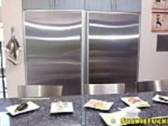 台所でBBCに犯されたアジアのベイビー猫