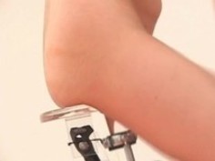 可愛いピチピチ肌美人たちが全裸でディルド自転車に乗ってアヘ顔