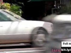 小柄な日本の花屋が店頭で猫を犯した