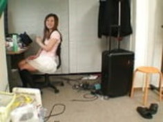 日本の赤ちゃんは男に嗅ぎにピンクのパンティーを与える