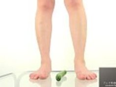 裸足でキュウリを粉砕する