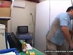 日本人カップルがオフィスでファックしている