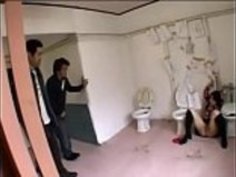 トイレに縛られた日本の女の子は、おしっこを頼む