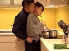 セレブな熟女妻は旦那の居ない時間に愛人を連れ込みキッチンでフェラやセックスまで行い精子を体で受け止める。