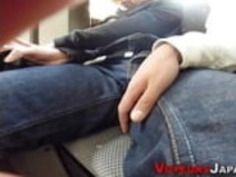 アジア人、列車で指差し