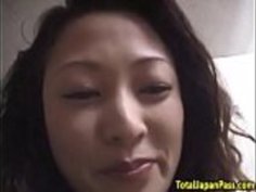 恥ずかしがり屋のアジアの熟女はpovで殴られた