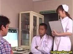 アジアの十代は吸うと医者のコックを性交する