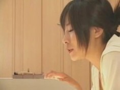 ジャイアントのガールフレンドは彼女の小さなボーイフレンドを喜ばせる