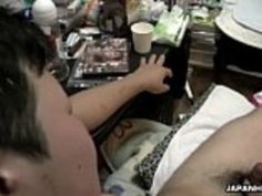 ブルネットの売春婦は非常に熱心な男のコックに犯さHD +