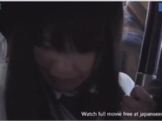 日本のSchoogirlがバスに触れ、脚の間にコックをつけた