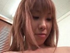 興奮したジャップの魅力的なおっぱいが吸い込まれ、