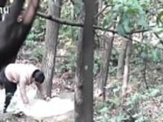 アジアの老人が木の中で娼婦3 inceztporn.com